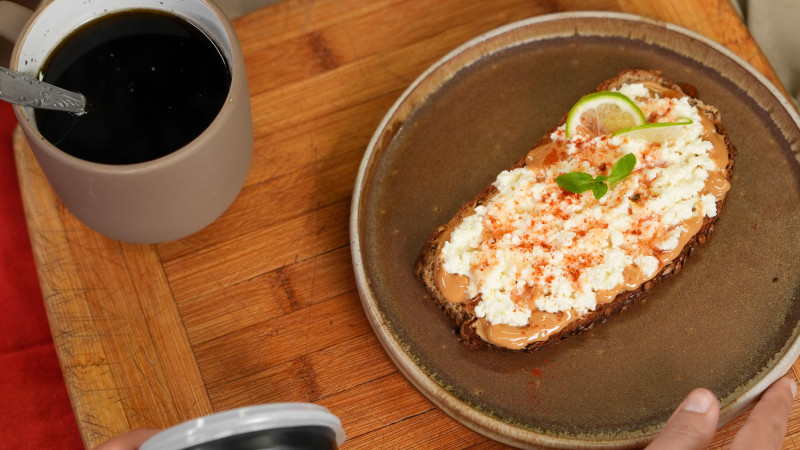 Tostada gourmet de maní, ricotta y miel picante