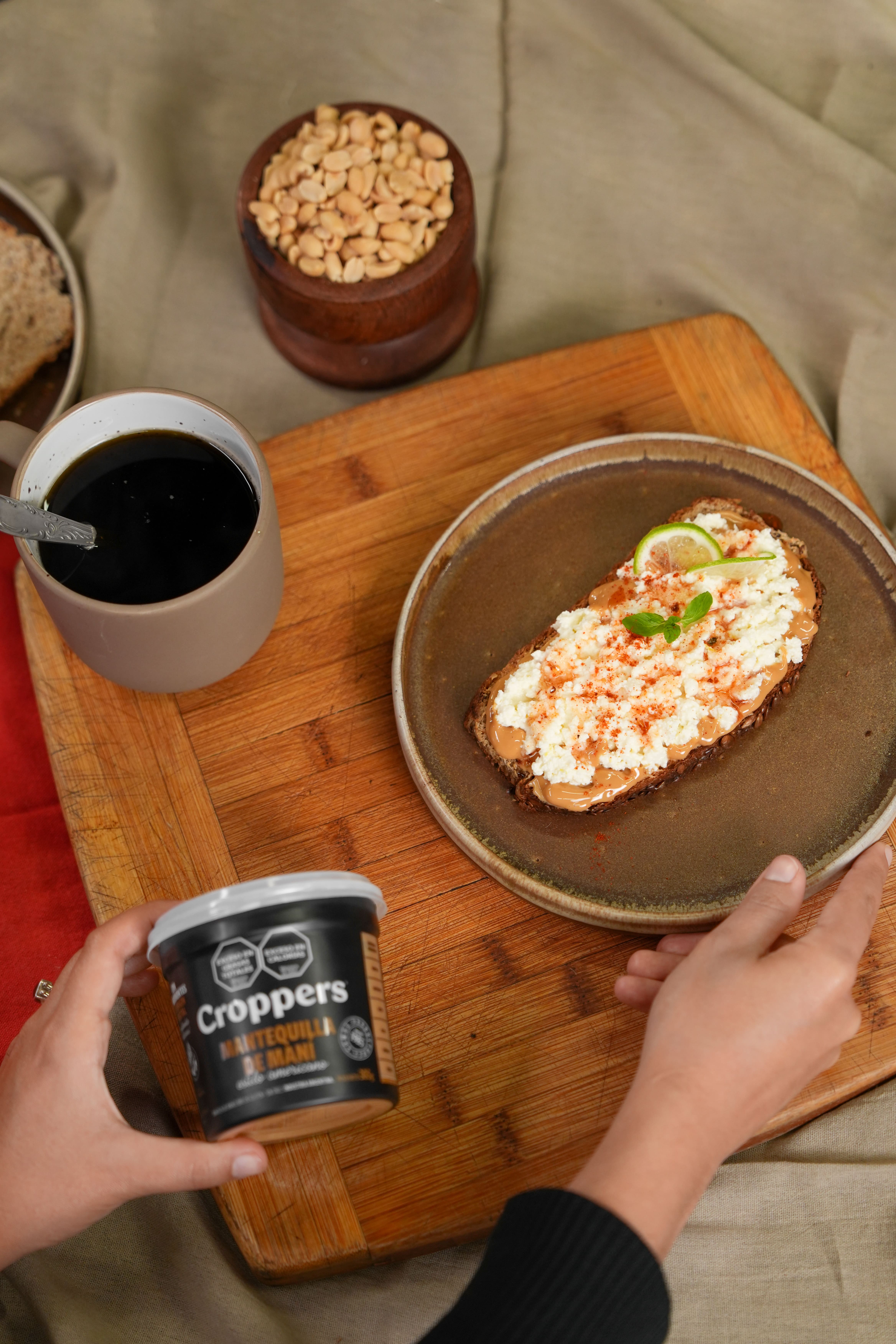 Tostada gourmet de maní, ricotta y miel picante