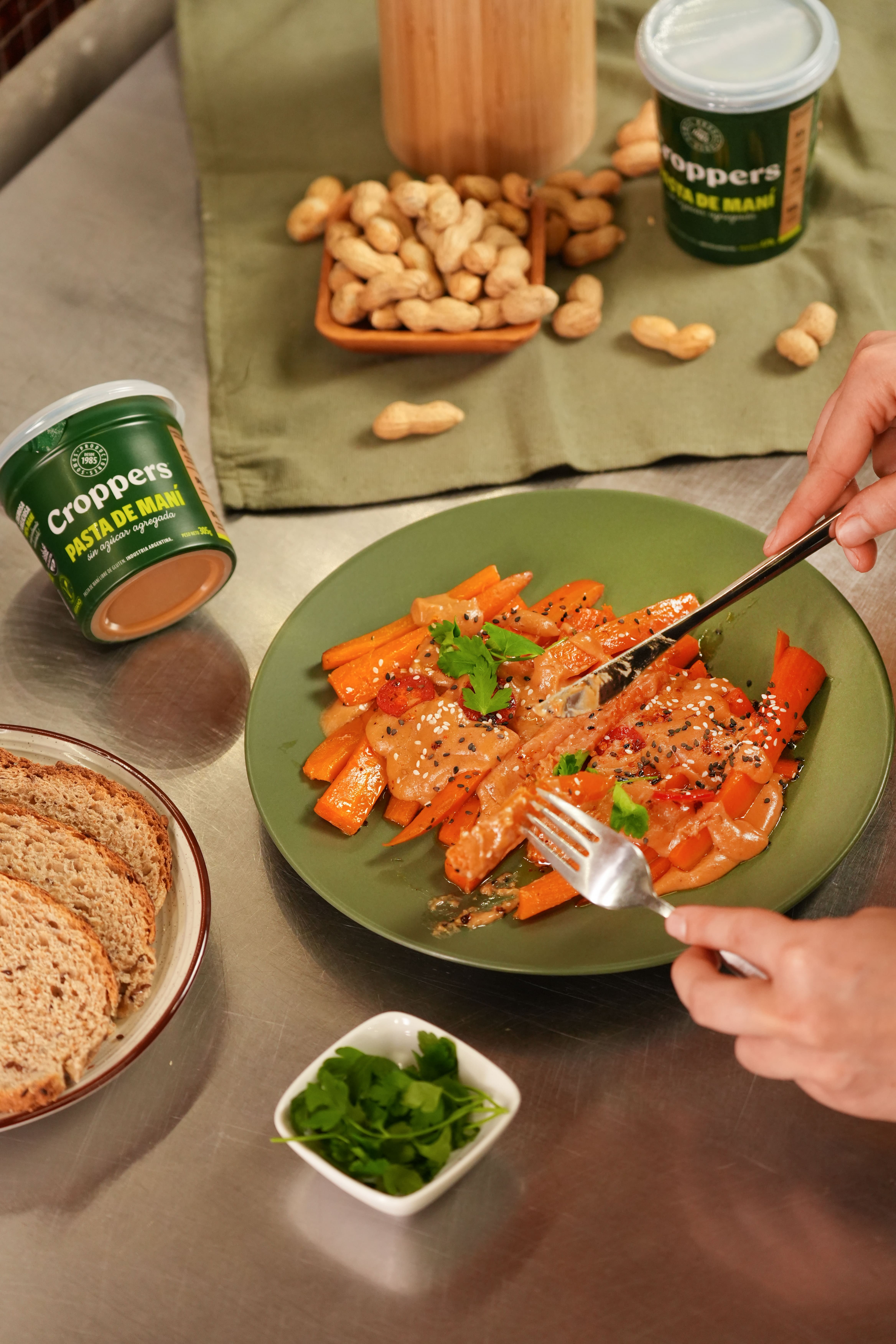 Zanahorias asadas con crema tibia de maní y miso 🥕